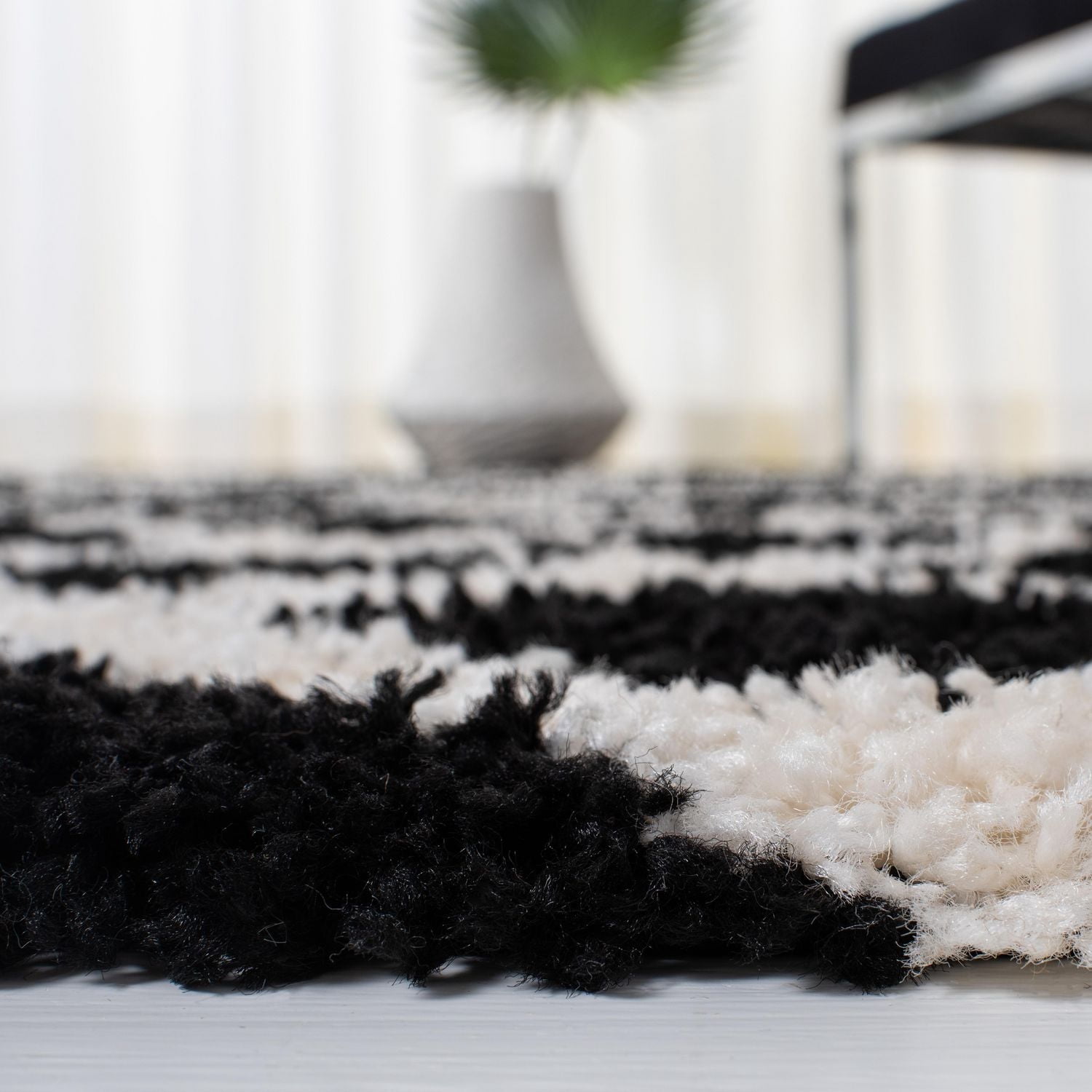 Safavieh Dallas Jerrie Geometric Shag Area Rug