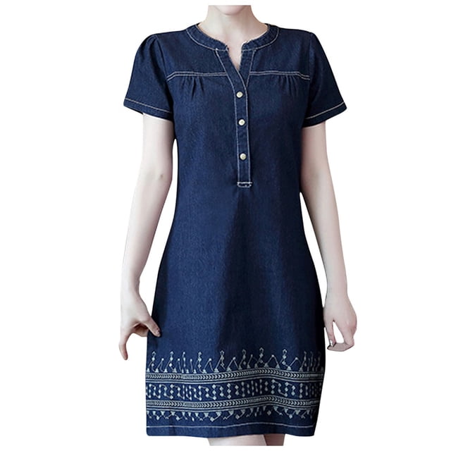 Robe en Denim pour Femmes Décontractée d'Été Mode Femmes Été Imprimée Ample à Col en V à Manches Courtes Longueur Genou. la Robe Présente un Tissu en Denim Bleu Foncé à Coupe Ample, des Manches Courtes et un Col en V avec Détails de Boutons. des Motifs Appliqués Blancs Décoratifs Ornent l'Ourlet, Ajoutant une Touche Stylée. Convient aux occasions Estivales Décontractées, Cette Robe Longueur Genou Est Conçue pour le Confort et la Facilité à Porter.
