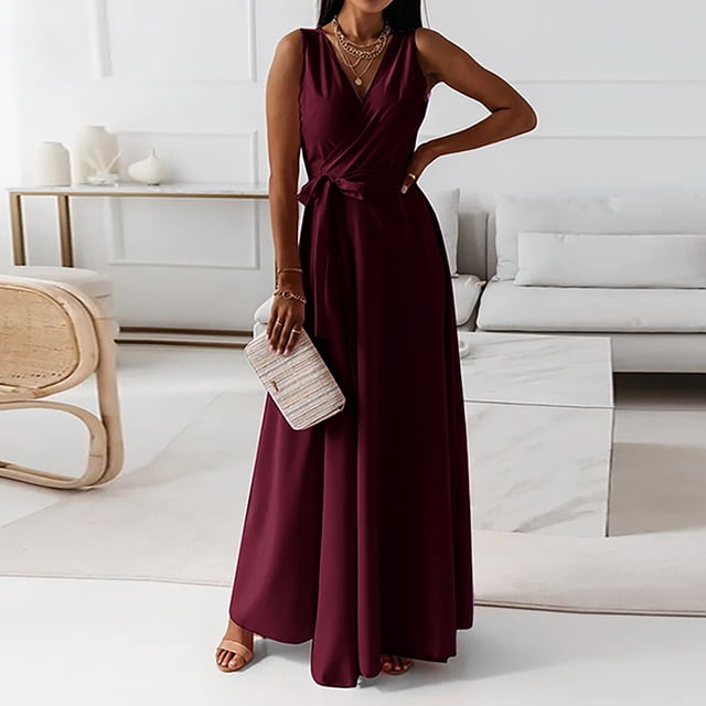 Fankiway Mode Femmes Été Décontracté Uni Col en V Sans Manches Gilet Robe Longue de Couleur Bourgogne Foncé. la Robe Présente un design Sans Manches, une Encolure en V et une Taille Ceinturée, Créant une silhouette Flatteuse. Elle Est Longueur Cheville et Fabriquée à Partir d'Un Mélange Léger de 60 % Coton et 40 % Lin, Idéale pour l'Été. le Modèle Est Accessoirisé avec une Pochette Tissée, des Bijoux Dorés et des Sandales, Se Tenant dans un Salon Moderne Minimaliste au Décor Neutre.