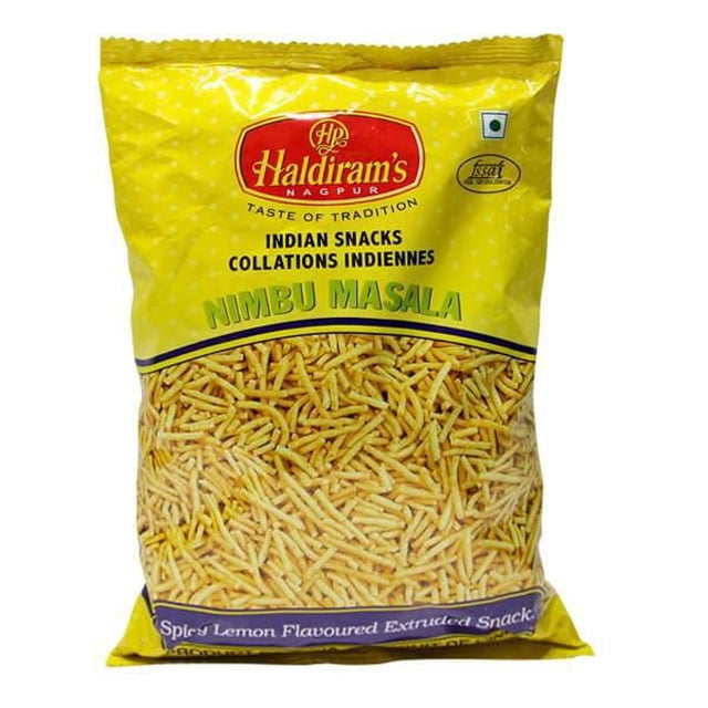 Haldiram Nimboo Masala 150 Grammes Est une Collation Indienne Acidulée et Épicée avec des Bâtonnets de Farine de Pommes de Terre et de Pois Chiches Extrudés à Saveur de Citron dans un Sac Jaune Scellé sous Vide avec Marque Rouge, Idéal pour l'Heure du Thé Ou les Voyages.