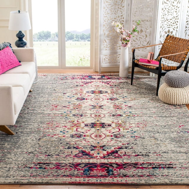 Safavieh Monaco Elsdon Tapis Abstrait pour Aire avec un Motif vibrant Bohème-Chic d'Inspiration Persane dans des Tons Rose, Marine et beige, Polypropylène Tissé Mécaniquement avec Poil Croisé Haut et Bas, Exposé dans un Salon Lumineux avec un sofa beige, Chaise en Cuir Tressé, poufs Tricotés et Écran Blanc Décoratif, Idéal pour Ajouter de la Couleur et de la texture aux Intérieurs de la Maison.