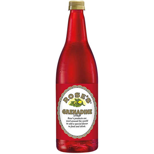 Rose's Sirop de Grenadine de 1 Litre dans une Bouteille en Plastique Rouge Vif avec un Bouchon Doré, Présentant une Étiquette avec le logo Rose's et un Texte Décrivant Sa Douce Saveur de Grenade. Idéal pour les cocktails, mocktails et Boissons Créatives, Ce Sirop Est Emballé pour une Manipulation Sécuritaire et un Versement Facile dans des Environnements Qui Rythment Rapidement.