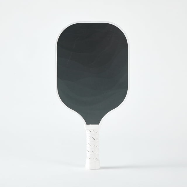 The Cielo Pickleball Paddle - Eclipse, avec une surface en Fibre de Verre Renforcée G2P et un Noyau en Nid d'Abeilles Réactif de 13 mm pour une Puissance, un Contrôle et une Rotation Accrus. la Paddle a une face Noire Élégante avec un Garde de Bord Blanc et une Poignée Ergonomique Enveloppée de faux Cuir Perforé pour un Confort Antidérapant. Légère avec 7,9 Oz, Elle Mesure 15,7 Pouces de Longueur et 7,9 Pouces de Largeur, la Rendant Idéale pour les Joueurs Débutants à Intermédiaires. Approuvée par USAPA pour