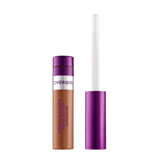 COVERGIRL Simply Ageless Cache-Cernes à Triple Action avec tube Cylindrique Brun et Capuchon Métallique Violet Mettant en Vedette le Nom de la Marque sur une Bande Blanche, Montré avec un Applicateur Ouvert avec une Pointe Céramique Rafraîchissante Blanche Conçue pour Camoufler les Cernes et Illuminer le Teint.