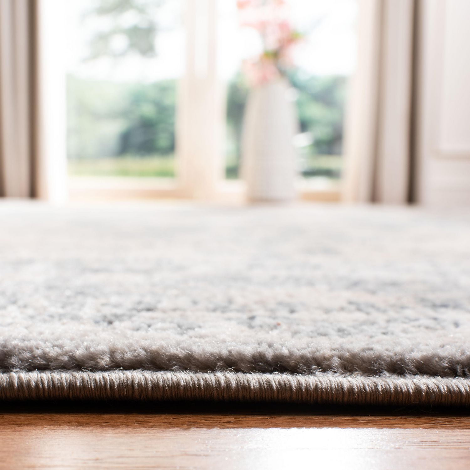 SAFAVIEH Oregon Gertrude Distressed Traditional Area Rug