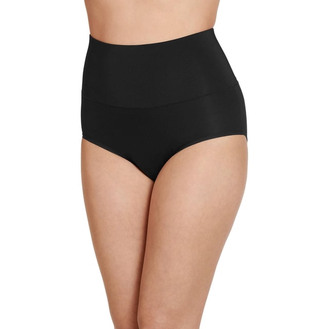 Jockey® Essentials Culotte Taille Mi-Haute Lissante 360° en Noir, Montrée sur un Modèle de Mi-Cuisse à Taille, avec une Taille Haute, Ceinture Anti-Roulement Qui Lisse le Ventre avec un Tissu Sans Coutures et Extensible Qui Évacue l'Humidité pour un Confort Respirant Toute la Journée.