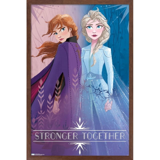 Disney la Reine des Neiges 2 - Affiche Murale des Sœurs, 22,375 Po x 34 Po Encadrée, Représentant Deux Sœurs Debout Dos à Dos. l'Une Porte un Manteau Violet avec des Motifs de Feuilles, l'Autre une Robe Bleu Pâle Scintillante avec des Motifs de Flocons de Neige et une cape Transparente Fluide. l'Arrière-plan Présente des accents Géométriques Violets et Bleus avec la phrase « Plus Forts Ensemble » au Bas. Convient à la Décoration Murale de Chambre Ou de Chambre d'Enfant.