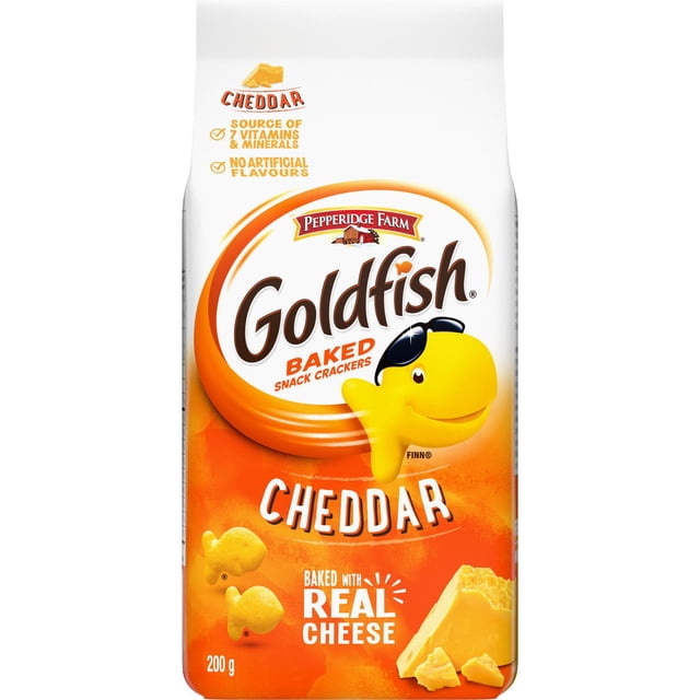 Goldfish® Cheddar Baked Snack Crackers 200 g bag featuring the smiling yellow fish mascot on an orange and white package, highlighting baked cheddar crackers made with real cheese, no artificial flavours, and a source of 7 vitamins and minerals, ideal for at-home or on-the-go snacking.