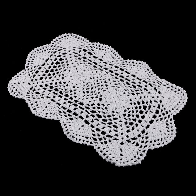 Magnifique Napperon Rectangulaire en Coton Doilies au Crochet avec Motif floral Crocheté à la Main et Bordure en Dentelle. Fabriqué en Coton Lavable, Mesurant 25x35 cm (9,8 X 13,7 Pouces). Idéal comme Napperon, Décoration de table Ou Support pour Tasses, Bols et vases. Parfait pour la Vaisselle de Fête Ou comme alternative à une Nappe Jetable.