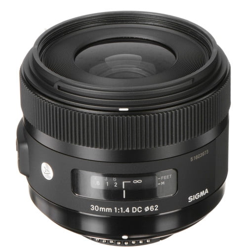 Sigma 30mm F1.4 Art DC HSM Lens pour Nikon, un Objectif standard à Grande Ouverture Conçu pour les Appareils Photo au format Nikon DX. Offre une Ouverture Rapide f/1.4 pour les Images en Faible Luminosité et une Faible Profondeur de Champ, un Moteur Hyper Sonique (HSM) pour une Mise au Point Automatique Fluide, et un Système de Mise au Point Arrière pour Maintenir la Qualité de l'Image. l'Objectif a une Taille de Filtre de 62mm et Est compatible avec la Station d'Accueil USB Sigma pour les Mises