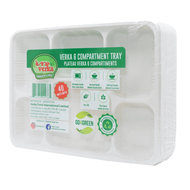 Verka Green Line Plateau à 6 Compartiments, Lot de 40 Unités Présentées en Vue avant 3/4, Fait d'Amidon de Maïs et de Plantes Biodégradable, Comprenant six Compartiments Séparés pour Aliments Chauds et Froids, Va au Micro-Ondes, avec Emballage Écologique Vert et Blanc Scellé dans une Pellicule Plastique Transparente.