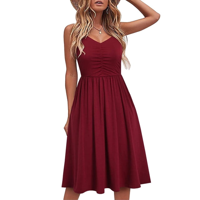 Drppepioner Femmes Grande Taille Femmes Mode Été Bord de Mer à Bretelles Sans Manches Col en V Couleur Unie Robe Décontractée dans une Teinte Bourgogne Riche. la Robe Présente un design Sans Manches avec un Col en V, un Corsage Froncé et une Jupe Évasée. Fabriquée en polyester Doux et Respirant, Elle Est Idéale pour les occasions Décontractées comme les Vacances, les Fêtes Ou le Port Quotidien. le Modèle Est Stylé avec des Vagues Amples et un Chapeau de Paille, Mettant la Robe en Valeur dans un Cadre Estival.