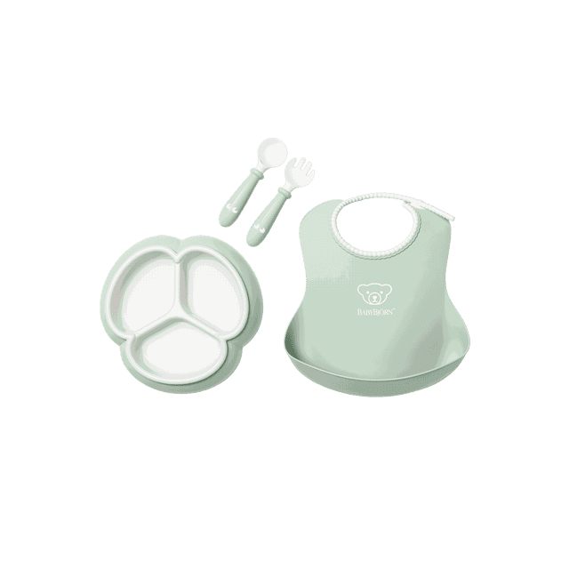 BabyBjorn Ensemble pour l'Heure des Repas, 4 Pcs, Vert Poudre, Comprenant une Assiette en Forme de Trèfle à Trois sections, une Cuillère et une Fourchette avec des Poignées Courtes et Faciles à Saisir, et un Bavoir Ajustable avec un Tour de Cou Doux et une Poche Anti-Déversement. l'Ensemble Est Sans BPA, Sans PVC, Va au Lave-Vaisselle, et Livré dans une Mignonne Boîte-Cadeau.