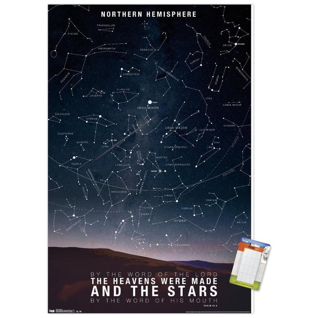 Affiche Murale The Stars, 22,375 Po x 34 Po Présentant une Carte Détaillée des Étoiles de l'Hémisphère Nord avec des constellations Étiquetées comme Ursa Major, Cassiopée et Orion contre un Ciel Sombre au-Dessus de silhouettes de Montagne, Imprimée sur Papier d'Affiche Lustré. Cette Oeuvre Murale Comprend une Citation du Psaume 33:6 et Est Idéale pour la Déco de Chambre Ou de Bureau.