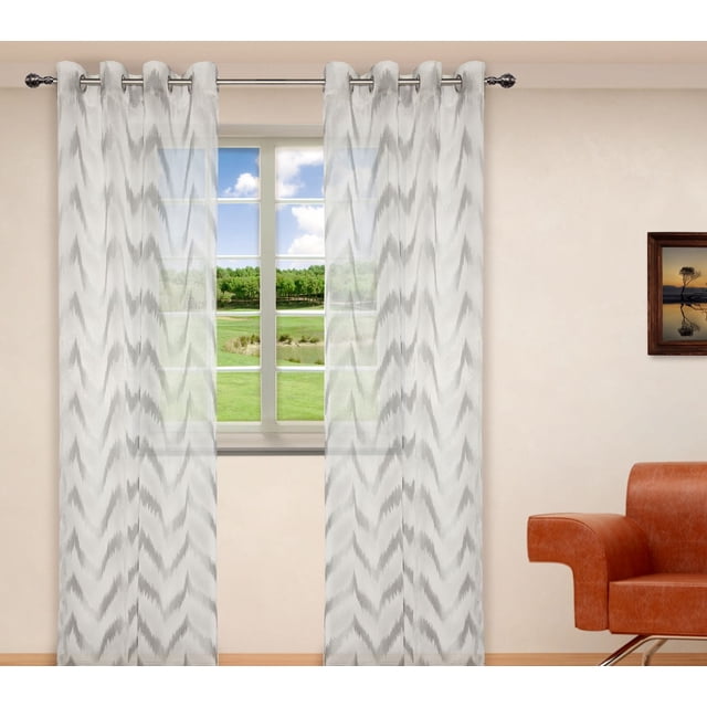 Gouchee Design Sidney Panneau Transparent Blanc avec Motif jacquard à Chevrons Ton sur Ton, Comprenant Huit Oeillets Métalliques Argentés à Suspendre sur une Tringle à Rideaux de 1,5 Po de Diamètre, Exposé dans une Pièce Lumineuse avec une Vue de Fenêtre sur des Extérieurs Verts, Idéal pour Filtrer la Lumière et Habiller les Fenêtres Décoratives.