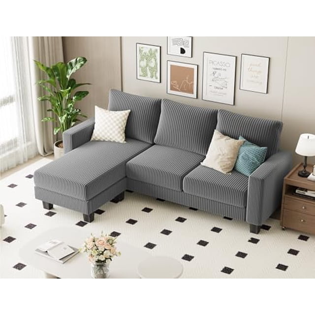 Homall Canapé Sectionnel Convertible en Tissu Côtelé Gris, Conçu pour les Petits Espaces avec une Disposition en L, une Méridienne Réversible et une configuration à Trois Places. le Canapé Est Présenté dans un Salon Moderne avec des Coussins Décoratifs, une table d'Appoint et une Oeuvre Murale. Parfait pour les Appartements, les lofts et les studios.