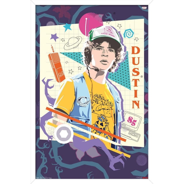 Netflix Stranger Things : Saison 3 - Affiche Murale Dustin, 14,725 Po x 22,375 Po Encadrée, Présentant une illustration Graphique de Dustin Portant une Casquette Blanche et Verte avec Casque, t-shirt Jaune Imprimé Dessin Animé et Gilet Bleu Pâle, sur Fond Quadrillé avec Étoiles, Planètes, un Talkie-Walkie orange et des Icônes d'Ordinateur Rétro, avec « Dustin » en Texte vertical orange à Droite, Idéal pour la Déco Murale de Chambre Ou de Bureau.