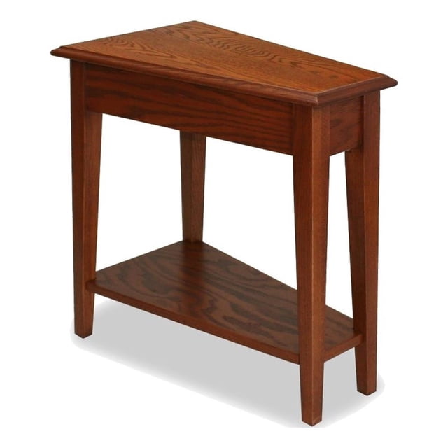 Leick Furniture Favorite Finds Table d'Appoint Inclinable en Coin en Chêne Moyen. Cette Table d'Appoint Compacte en Forme de Coin Mesure 15 Pouces de Large, 24 Pouces de Profondeur et 24 Pouces de Hauteur, Ce Qui la Rend Idéale pour les Petits Espaces. Fabriquée à Partir de Placages de Frêne Massif et de Chêne, Elle Présente une Riche Finition Chêne Moyen Qui Complète Divers styles de Déco. la Table Comprend une Tablette d'Exposition Inférieure pour un Rangement et une Organisation Accrus. Conçue pour Être Placée à Côté de Fauteuils Inclinables Ou d'Autres arrangements de Siè