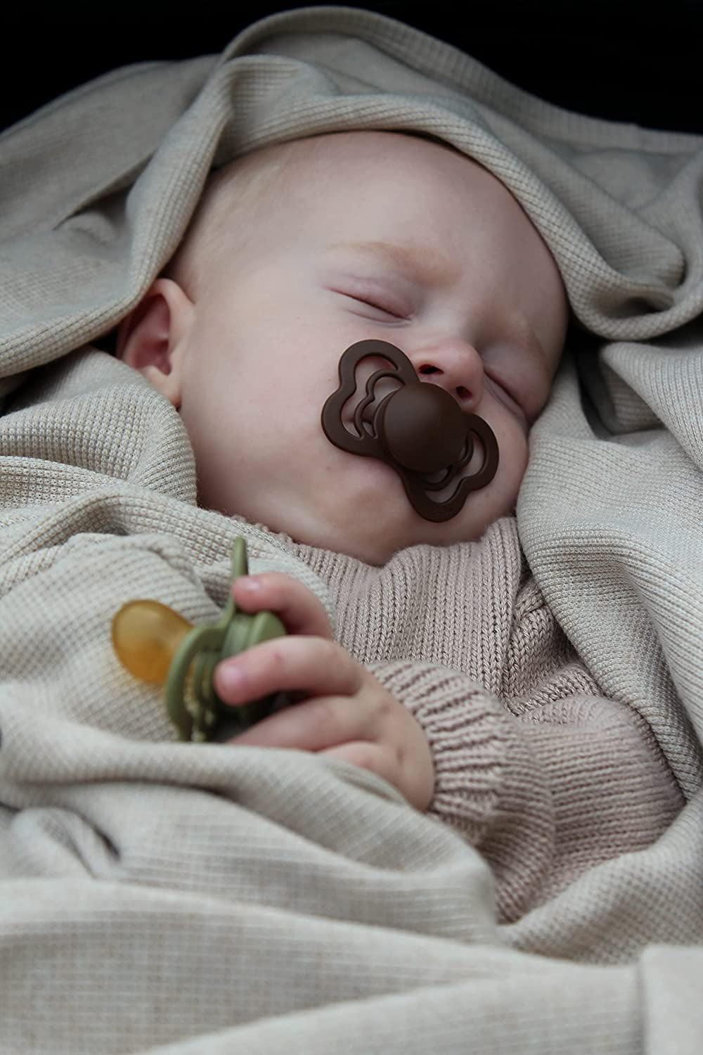 Sucettes BIBS – Couture | Sucette à Tétine Orthodontique | Sucette en Caoutchouc Naturel Sans BPA | Fabriqué au Danemark | Ensemble de 2 Sucettes (0-6 Mois)