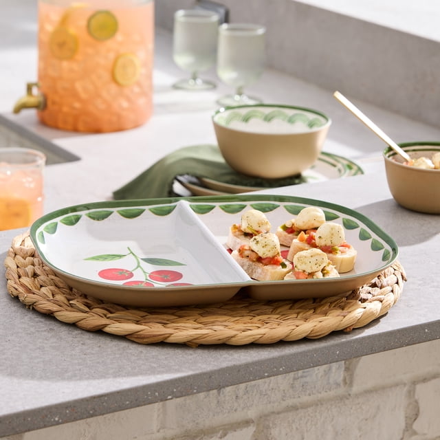 Better Homes & Gardens Plateau de Service Divisé en Mélamine de Bambou 13,35 Pouces sur un Napperon Tressé sur un Comptoir de Cuisine, Présentant un Plateau de Service Divisé Blanc avec Bordure de Feuilles Vertes et Motif de Tomate Rouge, Tenant des Collations bruschetta Format Bouchées d'Un Côté, Convient pour Servir des hors-D'œuvre Ou des condiments Lors de Rassemblements.