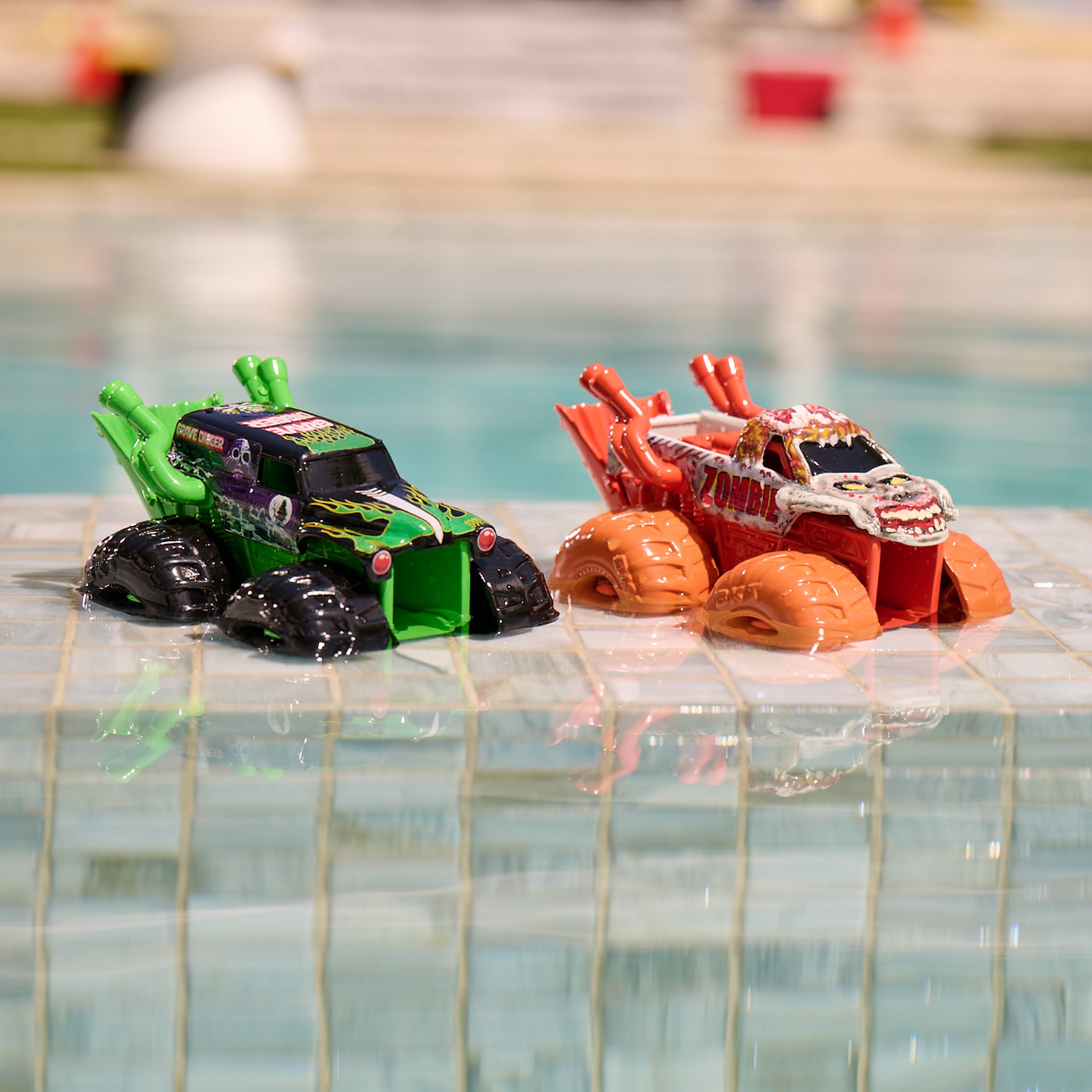 SwimWays, Monster Jam, Coffret Monstres Wave Sprayers, Grave Digger et Zombie, Coffret de 2 monster trucks, jouets de piscine pour enfants, accessoires pour fêtes au bord de la piscine, jouets Monter