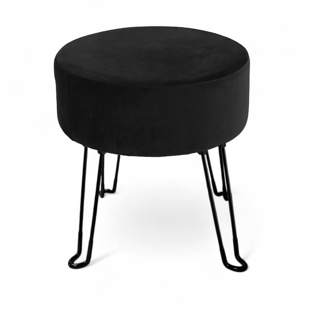 Ottoman Rond Moderne en Velours Noir – Tabouret d'Appoint Élégant avec Pieds Pliables en Épingle à Cheveux. Cet Ottoman compact Présente un Revêtement en Velours Noir Doux et des Pieds Robustes en Métal Noir en Épingle à Cheveux. Mesurant 15,75 Pouces de Hauteur et 14,5 Pouces de Largeur, Il Sert de Repose-Pieds, de Siège de Rechange Ou d'Accent Décoratif. les Pieds Pliables Offrent une Installation et un Rangement Faciles, le Rendant Idéal pour les Salons, les Chambres, les Couloirs Ou les Bureaux.