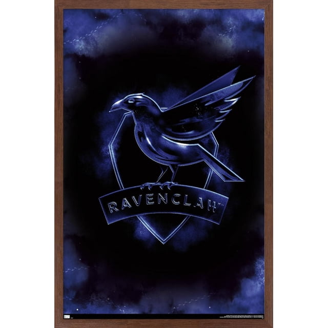 Harry Potter - Affiche Murale Magique du Crest de Serdaigle, 22,375 Po x 34 Po, Affichant un Emblème de Serdaigle Bleu Centré Perché sur un Bouclier avec Texte « Serdaigle » en Dessous, Imprimée sur Papier d'Affiche Lustré avec un Fond Bleu Foncé Enfumé et un Cadre en Bois, Convient à la Décoration Murale de la Maison Ou du Dortoir.