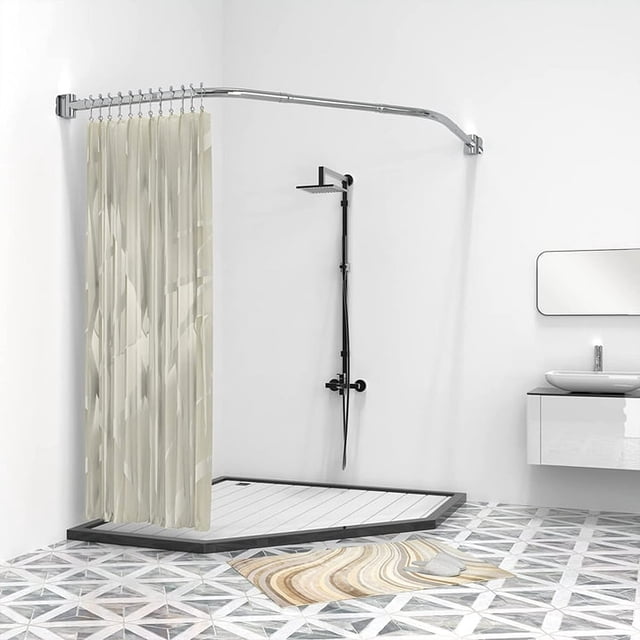 Misounda Tringle de Rideau de Douche d'Angle Courbée, une Tringle Métallique Antirouille et Extensible avec une Conception Télescopique Ajustable Allant de 43,3 à 47,2 Pouces. la Tringle en Acier Inoxydable Présente une Conception d'Angle Trapézoïdale pour Maximiser l'Espace de Salle de Bain et Est Montrée Installée dans une Salle de Bain Moderne avec une Aire de Douche. la Tringle Est Montée au Mur et Prend en Charge un Rideau de Douche de Couleur Claire, Démontrant Son Ajustement Robuste et Personnalisable. la Finition Polie Résiste à la Rouille,
