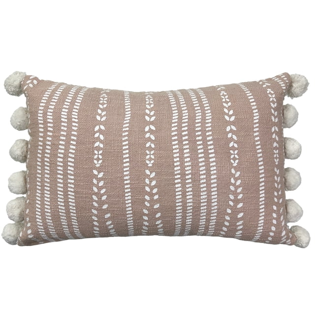 hometrends Coussin Décoratif en Coton Rose Blush de Forme Rectangulaire avec Tissu en Coton Rose Blush, Rayures Texturées Verticales Blanches Présentant des Motifs de Feuilles, et Pompons Blancs le Long des Bords, Idéal pour Ajouter une texture Douillette et du Confort aux Salons, Chambres Ou Coins Lecture.