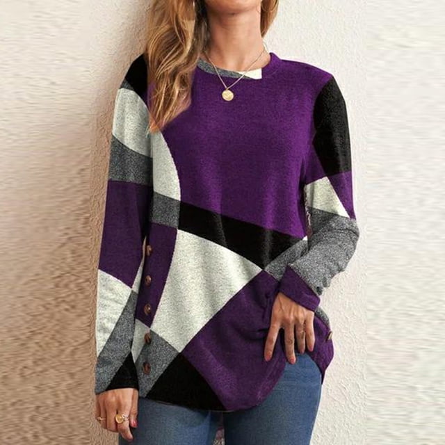 Jsaierl Hauts à Manches Longues pour Femmes 2024 Automne Hiver T-Shirts à Col Rond Présentant un design à Blocs de Couleur Mode en Violet, Noir, Gris et Blanc. Cette Chemise Grande Taille a une Coupe Décontractée avec des accents de Boutons sur le Côté, la Rendant Adaptée aux Sorties Ou au Port Quotidien. le Modèle l'Agence avec des jeans Bleus, Mettant en Valeur Sa Polyvalence pour Diverses occasions.