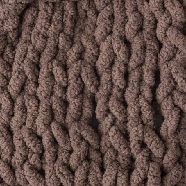 Bernat® BlanketTM #6 Super Bulky Fil de Polyester, Taupe 10.5oz/300g, 220 Yards Écheveau de Style Chenille Orienté vers l'Avant Montrant une Peluche Taupe et Épais #6 gauge; Étiqueté 300g/220yd pour Projets de Tricot et de crochet comme les afghans et les Couvertures, Lavable à la Machine; Souvent Utilisé pour une Décoration Intérieure Épaisse comme les poufs Ou les Lits pour Animaux.