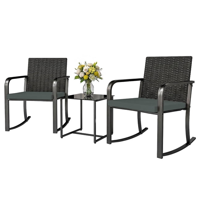 Ensemble Bistro d'Extérieur en Rotin PE Gris de 3 Pcs, 2 Chaises Berçantes avec Coussins Épais et Table Basse en Verre Trempé, Mobilier de Patio Résistant aux Intempéries pour Balcon et Jardin
