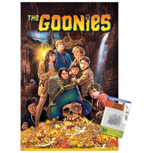 The Goonies - Affiche Murale sur une Feuille, 22,375 Po x 34 Po Représentant un Groupe d'Enfants dans une Grotte Illuminée par une Lanterne, Debout derrière un Trésor de Pièces d'Or, de Bijoux et un Crâne de pirate avec un Chapeau Bleu. l'Arrière-plan de la Grotte Comprend une Cascade et un Pont de Corde. un Lot de 30 Punaises Transparentes Est Montré en Bas à Droite, Idéal pour Monter l'Affiche.