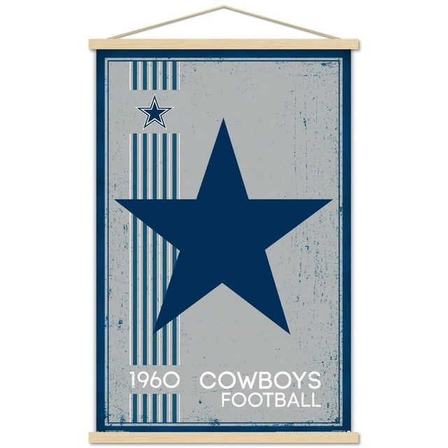 NFL Dallas Cowboys - Affiche Murale Rétro Logo 14, Affiche Murale Encadrée 22,375 Pouces x 34 Pouces Mettant en Vedette une Grande Étoile Bleu Marine Centrée sur un Fond Gris Vieilli avec des Rayures Verticales Bleu Marine et Blanches sur la Gauche, une Petite Étoile Esquissée au-Dessus, et le Texte Blanc « 1960 Cowboys Football » au Bas, avec un Cadre en Bois Léger et un Cintre en Dents de Scie, Idéal pour la Déco de la Maison et les Chambres de Fans