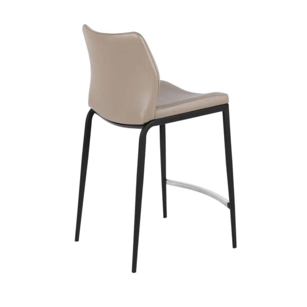 Tabouret de bar incurvé de couleur crème Avec un design incurvé parfait et des pieds en métal élégants
