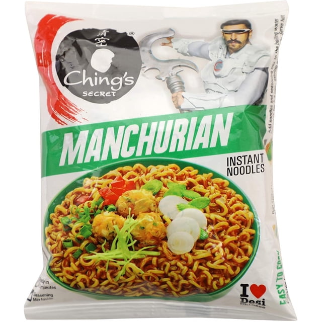 Ching's s Nouilles Manchuriennes Nouilles Instantanées Ensemble Présentant un Bol Vert Rempli de Nouilles Cuites Épicées de Style Manchurien, Garnies de Garnitures de Légumes et de Boulettes Manchuriennes, avec le logo Secret du Ching's et des instructions de Préparation sur un Fond Blanc.