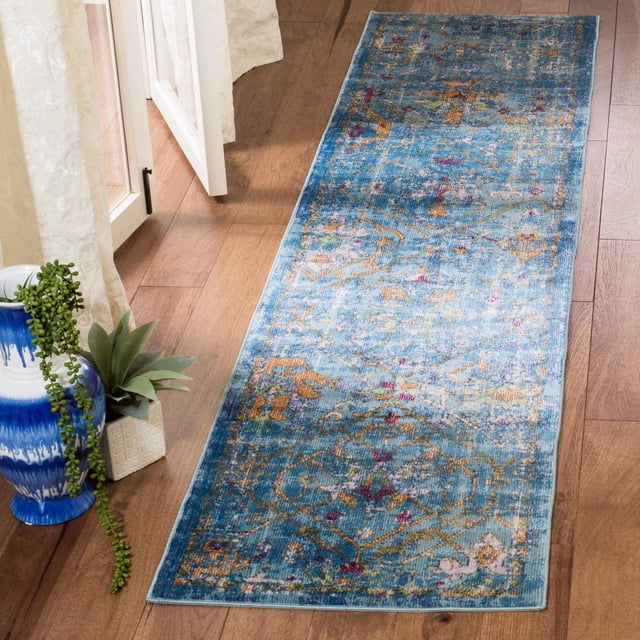 SAFAVIEH Aria Finola Tapis Bohème pour Aire en Vue 3/4 sur Plancher de Bois Franc à Ton Moyen Près d'Une Porte Blanche et de Rideaux Crème, Présentant un Motif Persan Vieilli d'Inspiration Persane avec des motifs Floraux Bleus, Dorés et Rouges Vibrants et des Médaillons, Tissé Mécaniquement à Partir de Fils Synthétiques pour la Durabilité, Convient comme Tapis d'Accent Ou Coureur de Couloir.