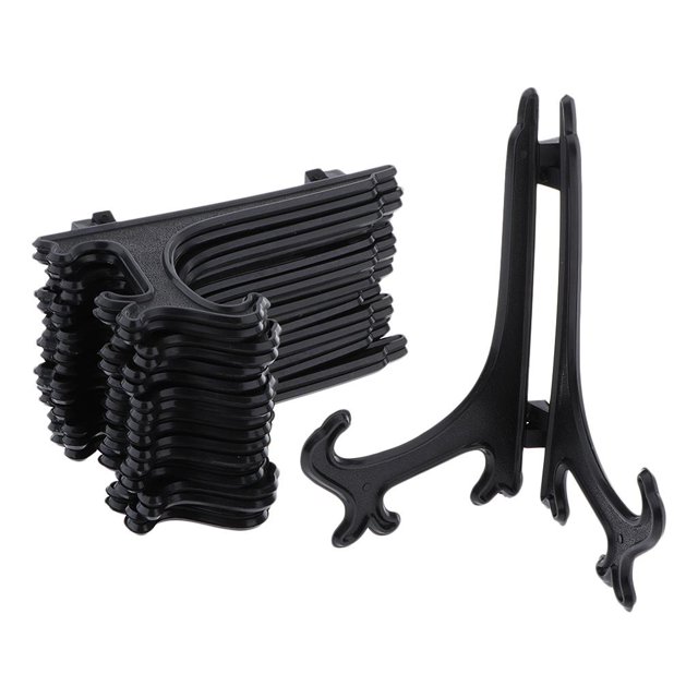 10x Chevalets Présentoir de photos Porte-Assiette Décoratif pour Table de Maison. un Ensemble de 10 Chevalets Pliants Noirs à Charnières avec Bords Profilés, Conçus pour Exposer des Assiettes, photos, Cadres Photo, Livres Ou Carreaux. Chaque Support Mesure 14.5x12cm (5.71x4.72 Pouces) Lorsqu'il Est Ouvert. Convient à la Déco de la Maison, aux Décorations de Mariage Ou à Utiliser sur des Manteaux de Cheminée, des tables Ou des Étagères. la Conception Empilable Permet un Rangement compact.