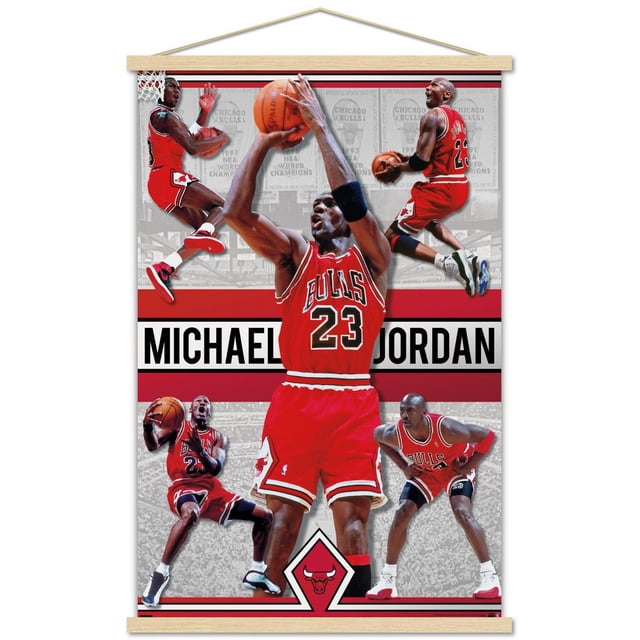 Michael Jordan - Affiche Murale Collage, 22,375 Po x 34 Po Présentant Plusieurs Photos d'Action de Michael Jordan avec Son Chandail Rouge Chicago Bulls Numéro 23, Exécutant des Mouvements de basketball comme le Tir, le dunking et le Dribble, avec un Arrière-Plan de Bannières de Championnat Chicago Bulls et le logo des Bulls au Centre Inférieur, Convient à la Déco Murale à Thème Sportif.