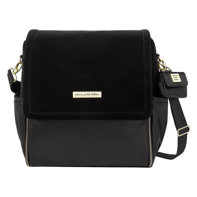 Petunia Pickle Bottom Boxy Sac à Dos pour Couches en Noir Graphite avec Rabat avant Magnétique et Détails en Cuir Végane, Grand Ouverture Supérieure à Glissière, Deux Poches Extérieures Isolées pour Biberon, Bandoulière Ajustable avec Petite Pochette, et Extérieur Texturé Résistant à l'Eau pour des Essentiels de Bébé Organisés.