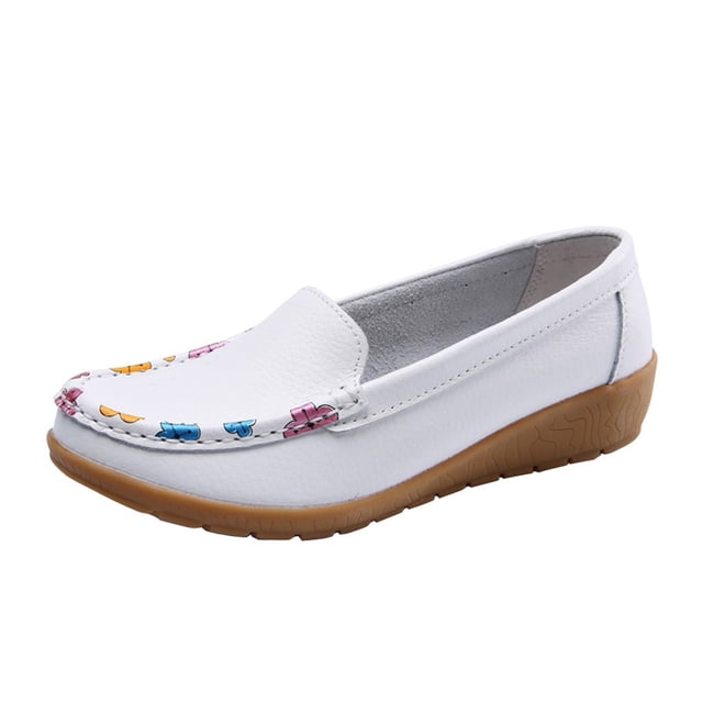Chaussures Plates Décontractées pour Femmes à Bout Rond Mocassins Semelle Souple Chaussures Simples Décontractées Type Pois en Matériau PU Blanc avec un design à Bout Rond et une Semelle TPR Beige. Présente des accents de Surpiqûres Colorées sur la Tige et une Semelle Légère Antidérapante pour Confort et Soutien. Convient aux occasions Décontractées et à Toutes les Saisons.