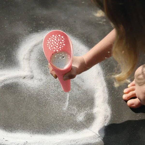 Quut - Mini Ballo - Seau de Plage Anti-Fuite pour Enfants - Petite Taille - Poignée Facile à Saisir - Plastique Durable - 18 Mois+ - Inclut Cuppi & Formeur de Sable Magique - Parfait pour Châteaux de