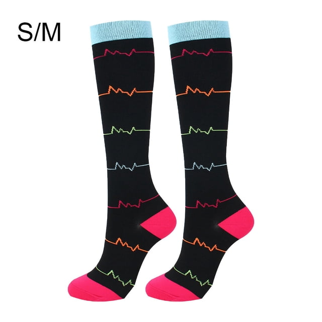 Chaussettes de Compression 20-30 mmHg Chaussettes de Sport Longueur Genou en Noir avec Motifs de Rayures Colorées, Conçues pour une Utilisation Unisexe dans la Course, le Cyclisme et Autres Activités. Ces Chaussettes Taille P/M Présentent un Matériau en nylon Respirant, Épaisseur Moyenne et un Niveau de Compression de 20-30 mmHg. les Chaussettes Ont un design vibrant avec des accents Roses sur les Orteils et les Talons, et un Poignets Bleu Pâle en Haut.