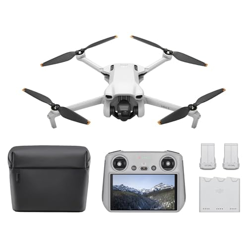 DJI Mini 3 Fly More Combo (DJI RC) avec un drone Blanc compact Comprenant Quatre Hélices Noires avec Pointes orange et Caméra avant, Télécommande Grise avec Écran Intégré Affichant un Paysage de Montagne, Deux Piles de Rechange, Concentrateur de Charge et Étui de Transport Noir, Convient à la Photographie Aérienne Légère et au Prolongation du Temps de Vol.