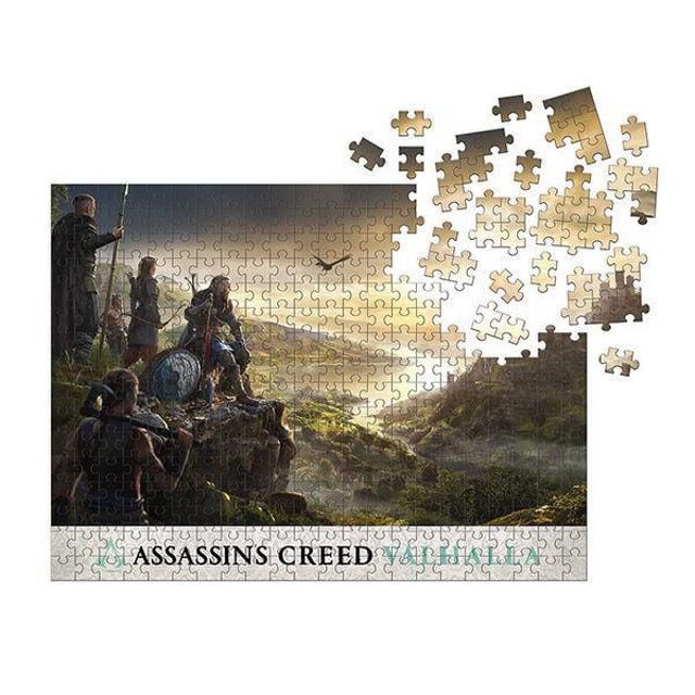 Assassin's Creed Valhalla : Casse-Tête de Planification de Raid Montrant un Casse-Tête de 1000 Pcs Mesurant 20 par 27 Pouces, Mettant en Vedette le Protagoniste Eivor et des Alliés Vikings sur une Falaise Surplombant une Vallée Brumeuse avec un Château et un Oiseau en Vol, Souvent Apprécié des fans de Casse-Têtes et de Jeux en Monde Ouvert.