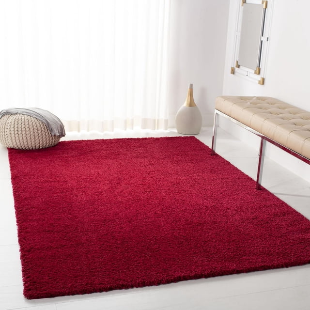 SAFAVIEH August Carlene Tapis Shag en Peluche Uni Rouge Foncé, Exposé sur Plancher Blanc dans une Pièce Lumineuse, Présentant une texture Peluche Épaisse Faite de Doux Fil de Polypropylène, Style avec un Banc Capitonné beige et un pouf Tricoté avec un Jeté Gris, Idéal pour Ajouter Chaleur et Confort aux Intérieurs de la Maison.
