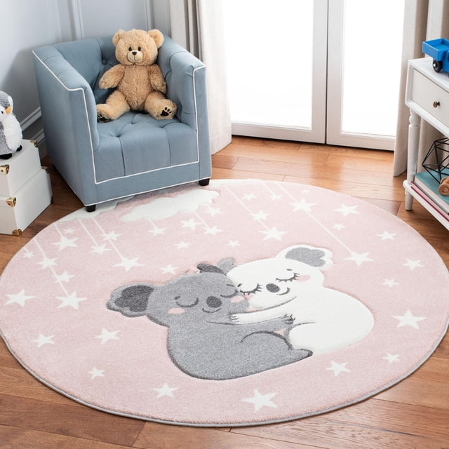 Safavieh Carousel Kids Tapis pour Enfants avec Koalas à Câliner, Tapis Rond Rose Doux pour Enfants avec Deux Koalas à Câliner Gris et Blanc avec Étoiles Blanches et Motifs d'Étoiles Suspendues. Fabriqué à Partir de Fils Synthétiques Durables, Convient à la Déco de Chambre d'Enfants et aux Aires de Jeu.