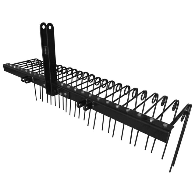 Field Tuff Râteau à Paille de Pin de 60 Pouces avec Dents à Ressort Hélicoïdal et Attelage à 3 Points, Fabriqué en Acier Robuste avec Fini Noir Enduit de Poudre. Ce Râteau Paysager Comprend 26 Dévidoirs de Dents pour un Dégagement Efficace des Aiguilles de Pin, de la Paille, des Feuilles et de l'Herbe. Conçu pour Être Fixé à des Attelages à 3 Points de Catégorie 1 sur Tracteurs de Jardin Ou Tondeuses, en Faisant un Outil de Jardin Polyvalent.