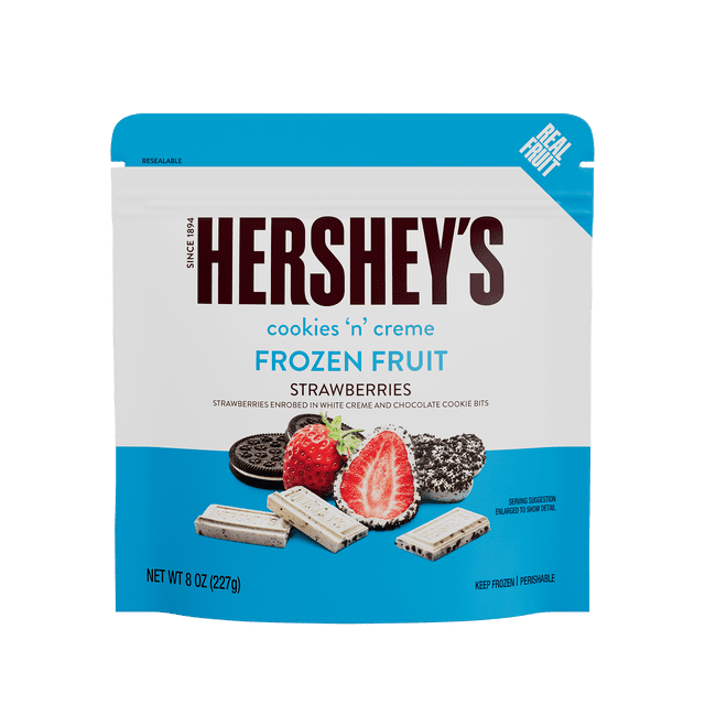Hershey's Fraises dans des Biscuits et crème, Sac Refermable de 8 oz (Congelé) Montrant des Fraises Surgelées Enrobées de crème Blanche et Enrobées de Morceaux de Biscuit au Chocolat, aux Côté de Barres de Chocolat à la crème Blanche et de Biscuits sandwich au Chocolat sur un Fond Bleu et Blanc, Convient aux desserts Glacés.
