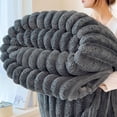 thumbnail image 4 of Couverture d'Hiver Douce et Épaisse, ZZkhGO Jeté en Molleton Raschel à Double Couche pour Lit, Literie Rayée en Polyester de Qualité Supérieure pour Sofa Canapé Déco Maison, Gris Foncé, 4 of 6